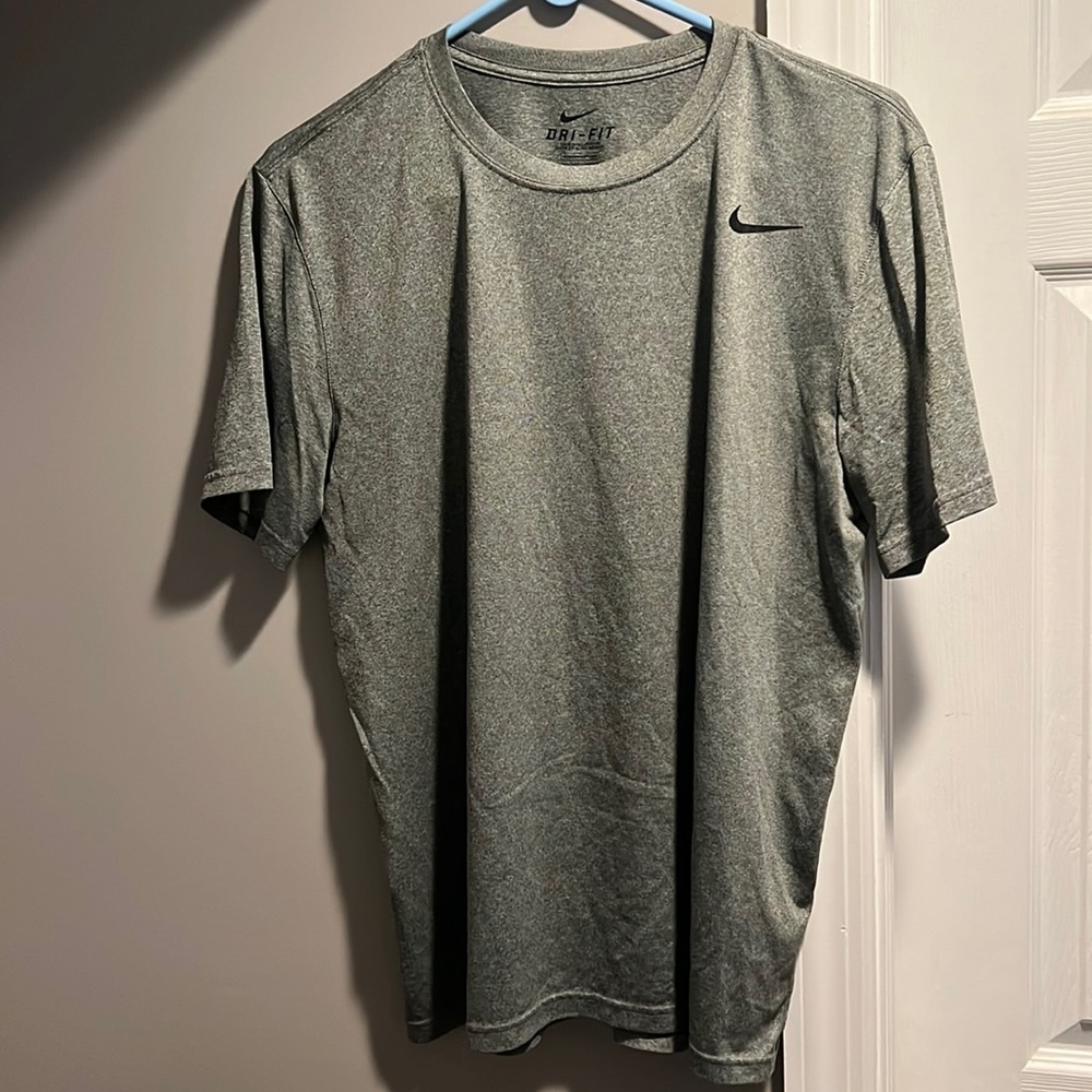 Nike Men’s Athletic Tshirt grey medium
